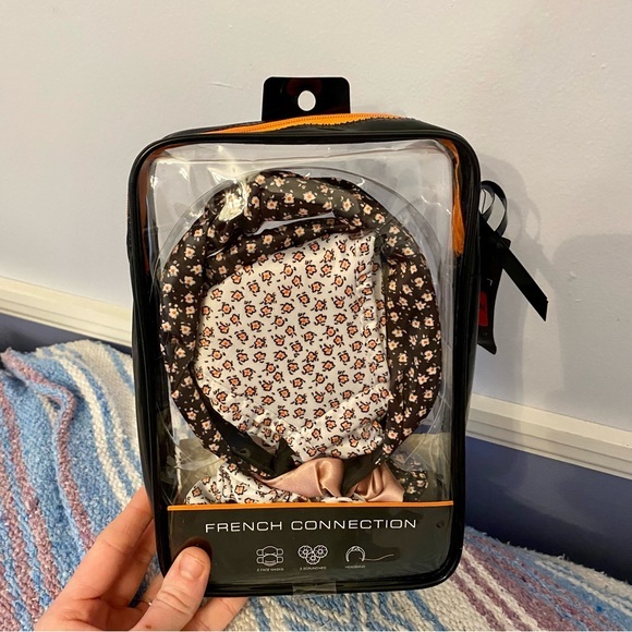 French Connection Hairband, face‎ masks and scrunchies set Floral cottage core - Picture 7 of 10